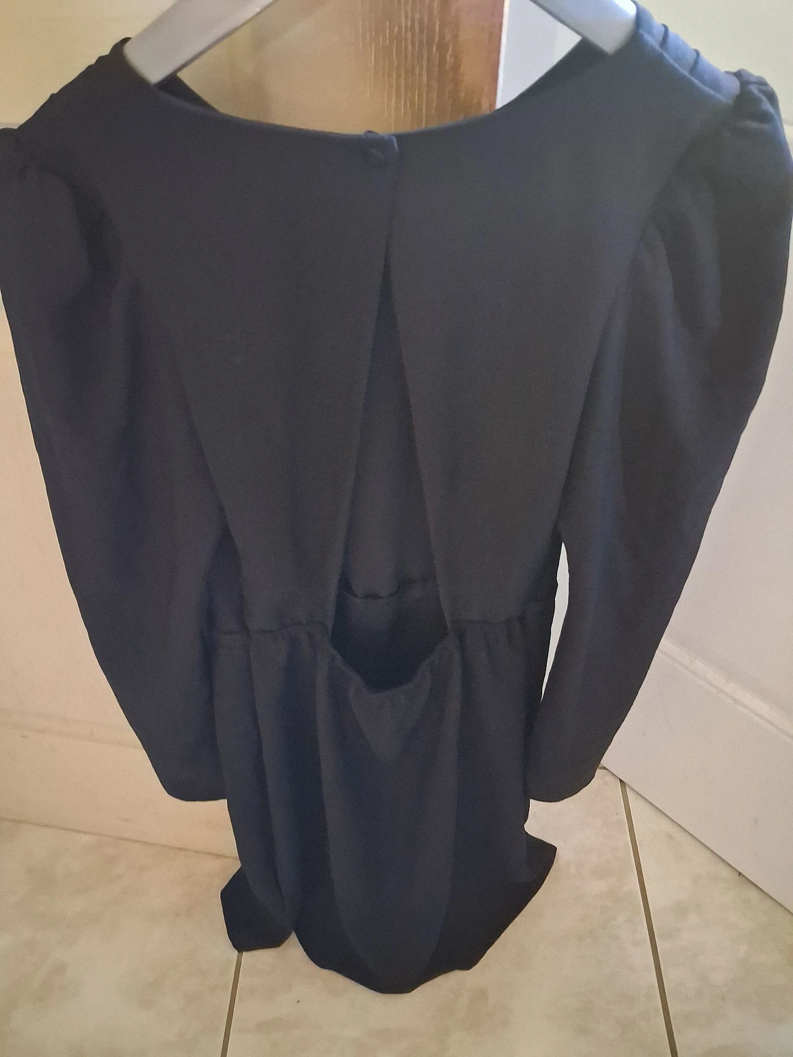 Langmouwen jurk met schouderstukken – photo 4